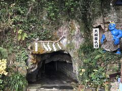 「きょう初めてのお客さん」と歓迎された鬼ヶ島大洞窟。11月末の平日で雨が降っている状況では、なかなか離島までは観光客も足を伸ばさないよね。では入場料500円払って入りましょうか