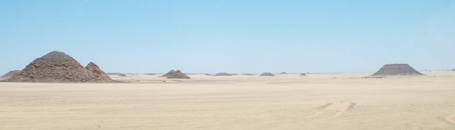 　アスワン近郊の砂漠の蜃気楼が見える所で写真撮影をしました。凄く幻想的な景観です!!