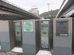 最後に新町川沿いを歩いて駅へ戻ります。川の途中に満ち潮水族館と言って川の中の様子が見られるように窓がついている場所がありました。
この時は引き潮でしたので面白くはないですが、潮が満ちると魚など見られるそうです。
さらに歩くと川沿いの公園で中高生が演劇の練習をしていました。青春。