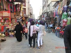 イスラム都市カイロ (カイロ旧市街)
Islamic Cairo
イスラムのバザールです。
どこもひろく迷路のようになっている。
イスタンブールでは夫婦だけだったので迷子になりそうで直ぐに出た。