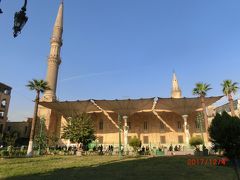 ガーマ・ホセイン
The Mosque of el-Hussein
マスジド・イマーム・フサイン
ハーンハリーリバザールの東にあるモスクで巡礼地として由緒あるそうです。
男と女の入口が別のモスクです。
フセイン広場が前にある。
写真の左側にはカフェが並んでいた。
このミナレットも細く高い。やはり19世紀に建てられたからですね。
