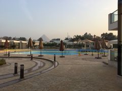 Cairo Pyramids Hotel
プールの向こうにピラミッドが見える、
部屋からはもっとよく見える。