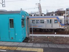 和歌山線は単線で、行き違いのために何度か対向列車を待つため駅で長めの停車をします。
こちらは橋本駅でなんば行きの南海電車と並んだ様子。コルゲートに片開きの扉の6300系もかなりのお年の車両ですね。