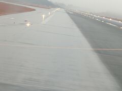 ・・・<着陸>・・・

搭乗機は鹿児島空港Ｒ／Ｗ３４に着陸しました。

減速して滑走路を離れます。

