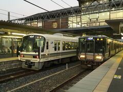 嵯峨嵐山駅にて。園部行き223系と京都行き209系のコラボが珍しくて撮ってみましたが、よく見るとこの223系は貫通扉になっていますね…。