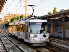 三軒茶屋駅から折り返してやってきた招き猫電車が世田谷駅に停車中。

東急世田谷線は全部で１０駅の短い区間なので下高井戸～三軒茶屋駅間を17～18分程度で走ります。
見過ごしても２０分程度待てば反対側から招き猫電車がやってきます。