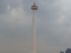 ムルデカ広場には高さ 132 m の独立記念塔 (モナス)がある。
インドネシア初の大統領となったスカルノ大統領が
インドネシア独立を記念して国にこのモニュメントを建造した。

塔の上に上がれるので私達も行きたかったが
混んでいるのであきらめた。