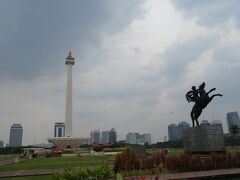 Grab Carで向かったのはムルデカ広場

ムルデカ広場で検索するとKLの方が出るが、
ムルデカってインドネシア語（マレー語）で独立という意味になる。
世界最大級の面積を誇る広場だ。
18 世紀にオランダ東インド会社の「王の広場」として建設された。
インドネシアがオランダの植民地支配から独立後に、ムルデカ広場となった。


