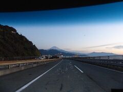 6時半。
夜が明けていきます。
由比PA付近にて富士山の姿を見ることができました。