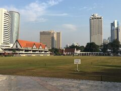 ムルデカ広場。ふだんはとても静か。
右奥のビルは市役所Dewan Bandarayaで、真ん中あたりに見えているビルは国立銀行Bank Negaraです。