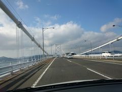 大阪市内から阪神高速に乗り、第二神明…と。
明石海峡大橋を渡り、目指すは淡路島！
車の中は、学生時代に戻っている女子？の会話が弾みます。＾＾