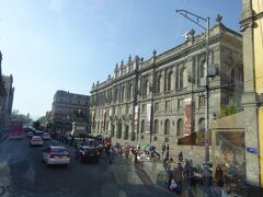 国立美術館前を通ります。メキシコシティには２００近い美術館・博物館があるそうです。もう一度見て廻りたいな。