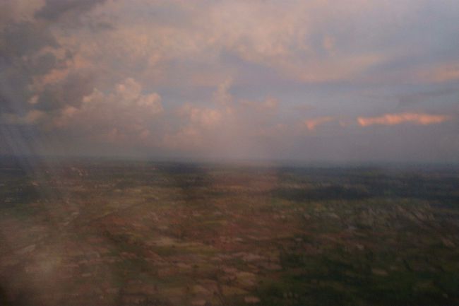 バンコクから乗り継いだバンコクエアウェイズでシェムリアップへ。機種はATR72-200。プロペラ機が高度を下げる。しばらくして窓の下に拡がる熱帯のジャングルに感動。霞んだ雲の切れ間から果てしない木々に囲まれた遺跡群が見えてきた。ジャングルの中に石造りの建築物を発見・・・もしや？アンコールワットだ。