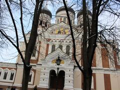なんとなく歩いていたら、ロシア正教の教会があった。
タマネギ頭が特徴のロシア正教教会はタリンでいくつか見たけれど、どこも独特な雰囲気。訪れる人たちも独特なオーラを漂わせていた。ロシア正教教会の前にはかならず物乞いの人がいた。
