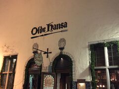 この日の夜ごはんは「オルデハンザ」へ。
中世の料理が味わえるレストランということで、地球の歩きかたにも載っていたのだ。
メニューを見ているとお店のお兄さんに勧誘されたので、そのまま入ることに。
