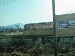 7:50　磐梯町駅に着きました。（会津若松駅から15分）

駅舎脇からは磐梯山が見えます。