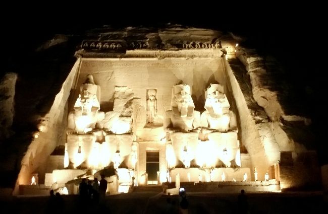 　周りが薄暗くなった頃、アブシンベル神殿がライトに浮かび上がりました!!ラムセス2世と王妃の像以外、他には全く何も見えない真っ暗闇です。幻想的な雰囲気に包まれています!!