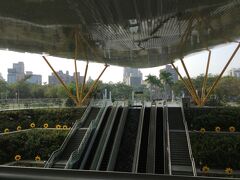MRT中央公園です

きれいな駅で向こう側は広い公園なんです
その中を散策しながらホテルまで行きます
のんびりして道中が楽しいです