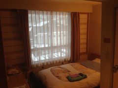 宿の迎えの車に20分ほど乗って瀬見温泉の観松館に到着しました。
陸羽東線にも瀬見温泉駅がありリゾートみのりも停車するんですが、雪道を歩くと大変だったのと、美味しい鴨が食べられたので新庄まで行って迎えにきてもらって正解でした。

Booking.comからビジネスプラン一泊二食付きで10800円（税込）で予約しました。