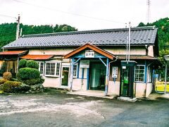 長良川鉄道深戸駅。おトイレをお借りしました。駅舎の左側には以前喫茶コーナーがあったそうです。