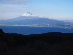 スカイウォークを後にし、修善寺経由で今日の宿泊先西伊豆の戸田温泉を目指します。
途中のだるま高原からの富士山です。

