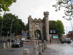 キルメイナム刑務所を出ると、アイルランド現代美術館（Irish Museum of Modern Art ）へ続く道の門が見えます。