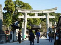 私達の青春時代はさだまさしさんと共にありました。
何度ライヴに行ったことか・・・あ、当時はコンサートでした(笑)

大好きな曲「飛梅」を頭の中で歌いながら中世の大鳥居をくぐります。
感慨深いです。