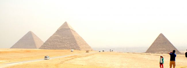 　エジプト、ギザの砂漠にある3基のピラミッドの総称三大ピラミッド!!隣接するスフィンクスとともに、エジプトを象徴するイメージとなっています。