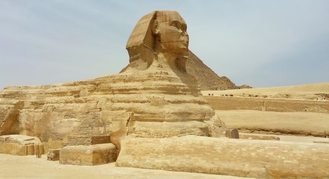 　あの有名なスフィンクス!!　エジプトの神話やギリシア神話、メソポタミア神話などに登場する、ライオンの身体と人間の顔を持った神聖な存在あるいは怪物です。
