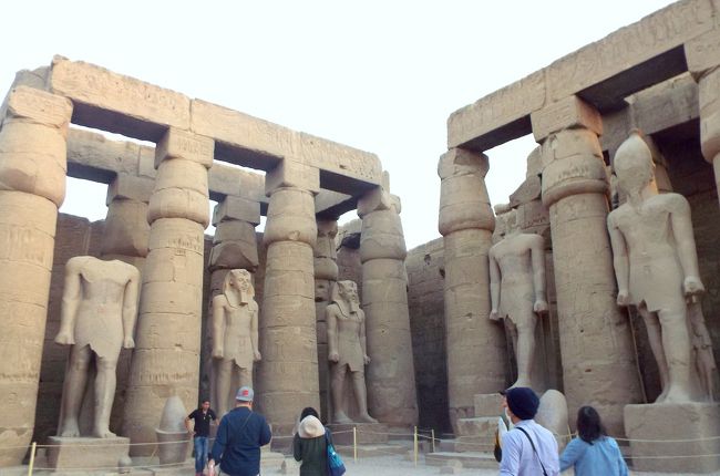 　ラムセス2世の中庭。そこら中にラムセス2世の像があります!!