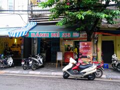 ゲストハウスで荷物を預けて、
いざ朝ごはん！
すごく楽しみにしていたバインミー！

東京の高田馬場で食べて以来、
バインミーのとりこに。
旅先にベトナムを選んだ理由の一つでもある。