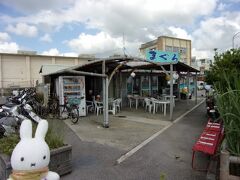 でもその前に、何のために離島ターミナルに来たのか？っていうことになるので、ドライブ前に行っておきたい店へ行くことにしました。
それがこちら、「マルハ鮮魚店」さんです。

４トラでお世話になっているステルス師匠どのからのおすすめスポットです(^_-)-☆。
行かなくっちゃね！

※ステルス師匠どのの参考旅行記はこちら
『２０１７年ＡＮＡ（ＤＩＡ）修行３回目　マグロとビールでプチ石垣を満喫せよ！！　羽田～石垣～羽田（日帰り）　石垣にて一足早い初春を感じながらマグロとビールでほっこりし、羽田ミニオフ会でムロろ～んさんの相方ミッフィーが瀑食！？した旅(^^♪』
https://4travel.jp/travelogue/11223950