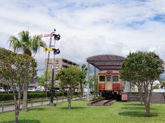 志布志駅の前の通りを真っすぐ行くと、志布志鉄道記念公園があります。
南国らしい雰囲気の中、キハ５２と車掌車、Ｃ５８が保存されています。
