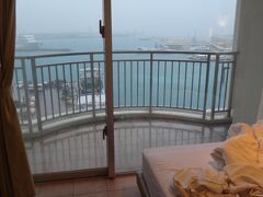 このホテルのベランダから見える光景は、「船見」が好きな私にとっては最高