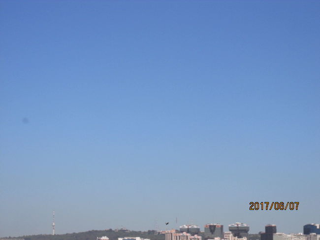 リスボンの青空を眺め、山上の城塞サンジョルジェ城を下山する。