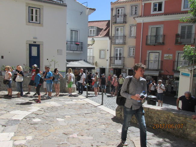 これから入城する人のチケットブース前の列。自分はタイミングよく、ラッキーだった。