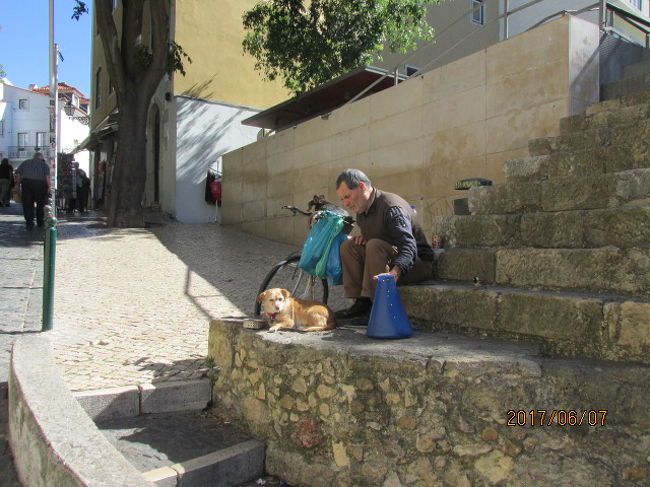 お城の前で喜捨を待っている初老の人。