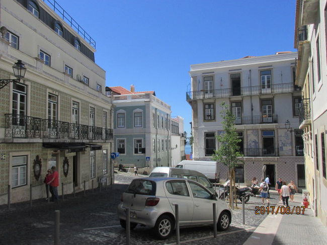 坂の途中にエレベーターがあり、一気にアルファマに下りる。