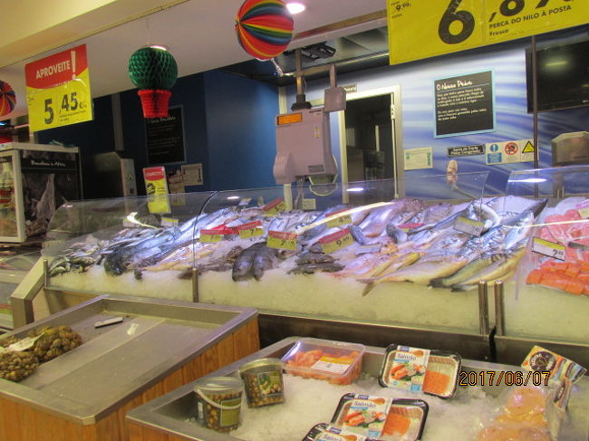 エレベーター出口の直ぐ横にスーパーがあり、中に入ってみる。いろいろな魚が売られていた。