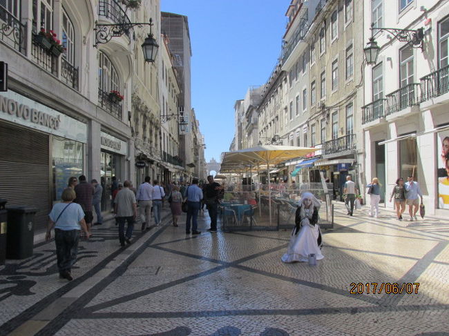 リスボンの銀座通り、プラダ通りを横切り、ロシオ駅に向かう。