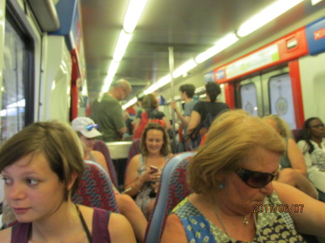 近郊電車で乗客は多い。