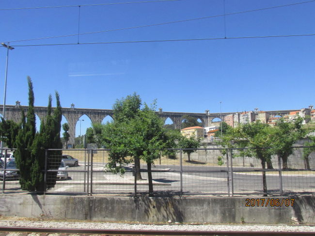 市街地のトンネルを抜けると直ぐに郊外に出る。珍しい水道橋が見える。