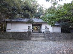 さてさて 島の真ん中に鎮座する

春日神社?

    ?江須崎は標高36m、周囲3㎞、面積7万㎡の本土と砂洲でがった陸繋島で、真南に枯木灘に突出する名勝であり（熊野枯木灘海岸県立自然公園）、その中央に春日神社が鎮座する。

    全島神域として不伐・禁猟とされて来たため、原生林が鬱蒼と茂り森厳な境内は神寂びる。
    「江須崎島暖地性植物群落」として国指定天然記念物となっている。
    ? ?和歌山県神社庁 ?から
     http://www.wakayama-jinjacho.or.jp/jdb/sys/user/GetWjtTbl.php?JinjyaNo=7050