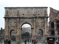ローマにも凱旋門がありました。すぐ横にはコロッセオもありました。さらっと通過。（3日目にじっくり見学しました）