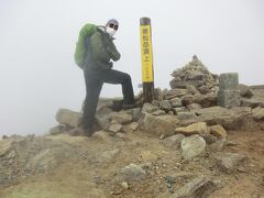 8:47
唐松岳山頂(2696m)に着きました。
とりあえず、記念撮影。
カシャッ！