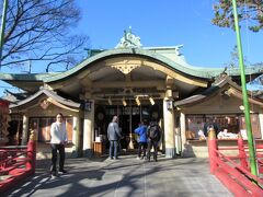 拝殿にお参りします。もともとこの神社は江戸開府以前、四谷御門前にあったそうですが、寛永十一年（1634）堀割（現在の外堀）普請の用地となったので、その替地として現地に遷座されたものだそうです。