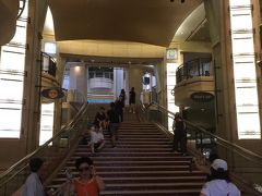 さて、日が高いうちはまず観光から。

Hollywoodへ向かいます

Dolby Theater

有名な階段ですね(^^)