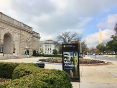 Smithsonian Institution
Free Gallery of Art

公園を抜けると、この美術館の前に出てきます。
右にそびえ立っているのがワシントンモニュメントです。この道ジェファーソンドライヴを歩いてゆきます。

この奥にはナショナルモールと呼ばれる大きな公園が広がっています。