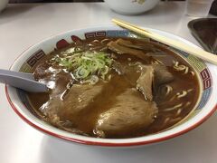 タイムズでレンタカーを借りて早速旭川ラーメンの名店「蜂屋」でランチです。

スープは確かにこってりとしてるんだけど、しつこさを感じさせない優しい味です。
レトロな店内もどことなく名店の風格が漂います。