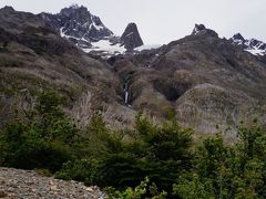 Cerro Paine Grande山(3050m)の真下を歩きます。真上から氷河が落ちてきそうな位近いです。この辺りの道は高低差も少なく、この日は無風で歩きやすかったです。